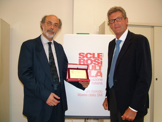 Il Presidente Mario Alberto Dott. Battaglia consegna targa al Dott. G. Corradi Vicepresidente Cariparma durante la presentazione nella nostra sede